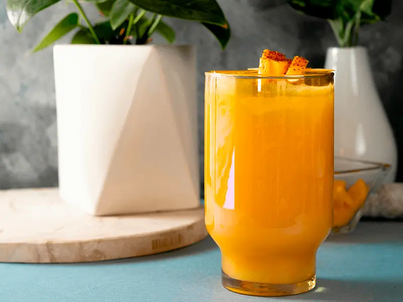 Barra de preparación de bebidas frías con equipos e insumos
