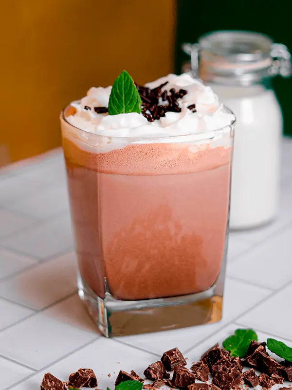 Variedad de frappés para cafetería con diferentes sabores y toppings