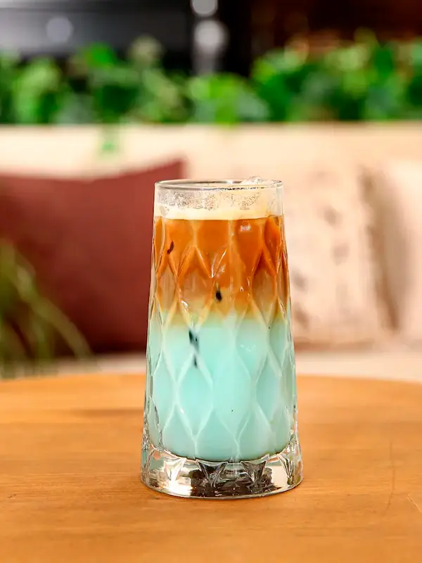 Iced latte con leche y hielo, decorado con jarabe de caramelo