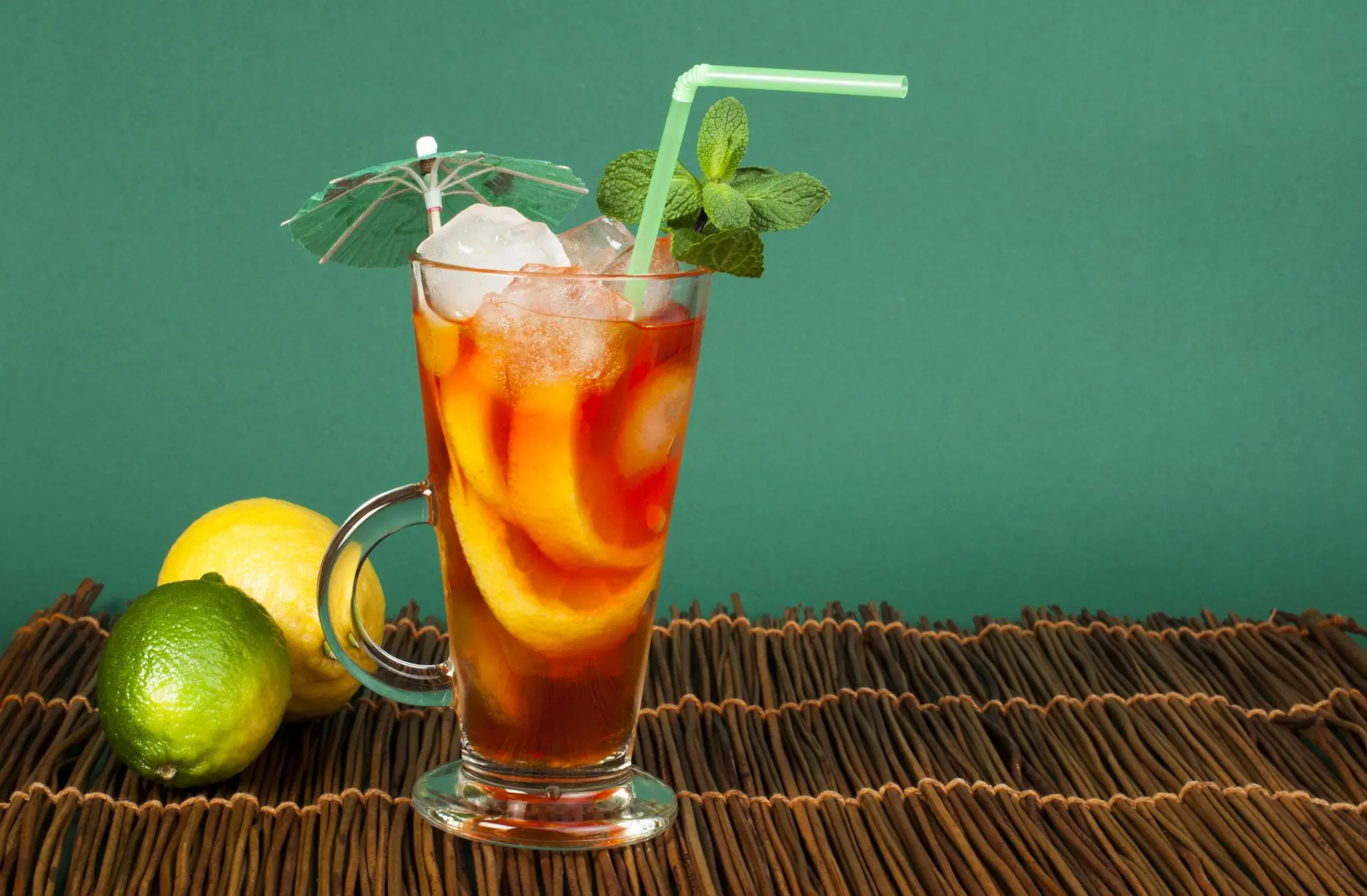Té frío con rodajas de limón y hierbabuena