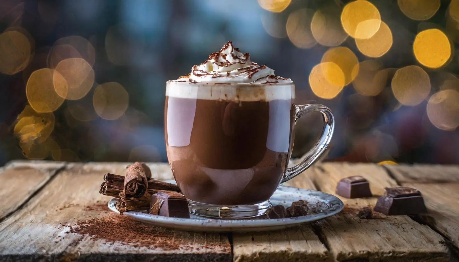 Chocolate caliente especiado en cafetería