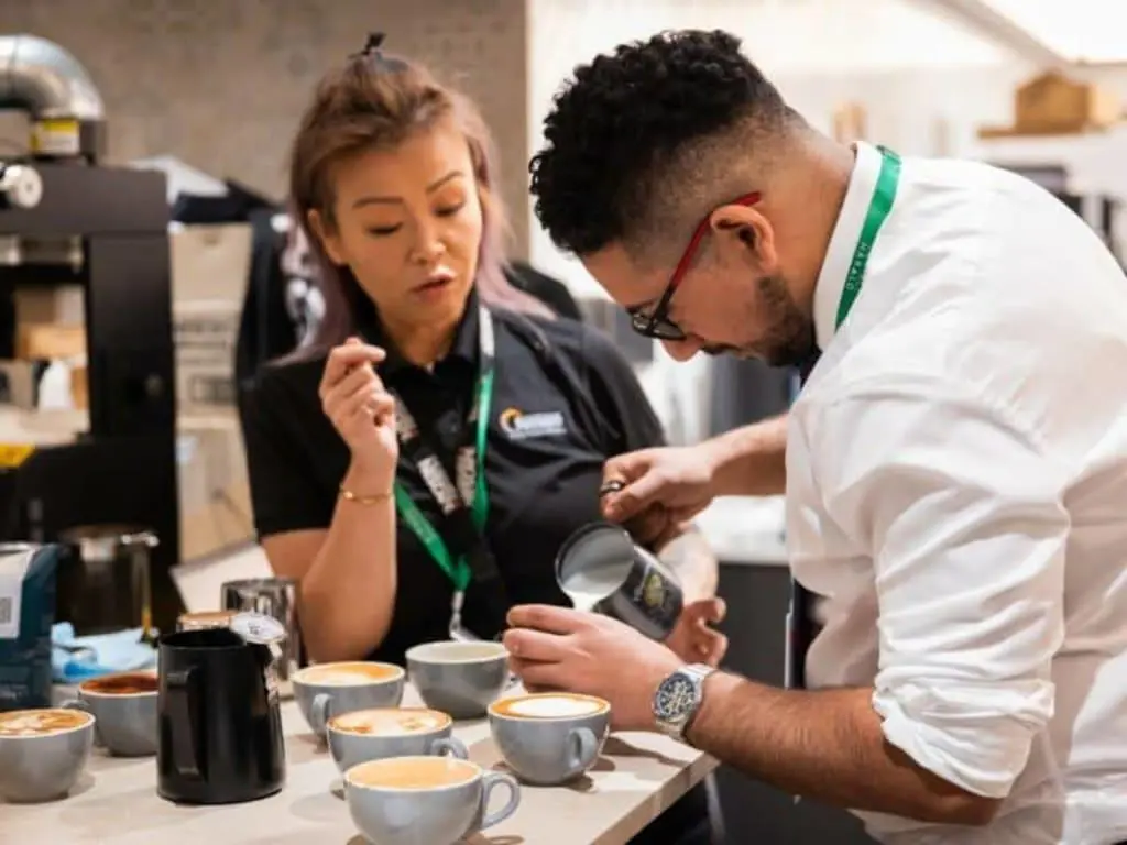 Capacitación de baristas para preparar bebidas especiales de temporada