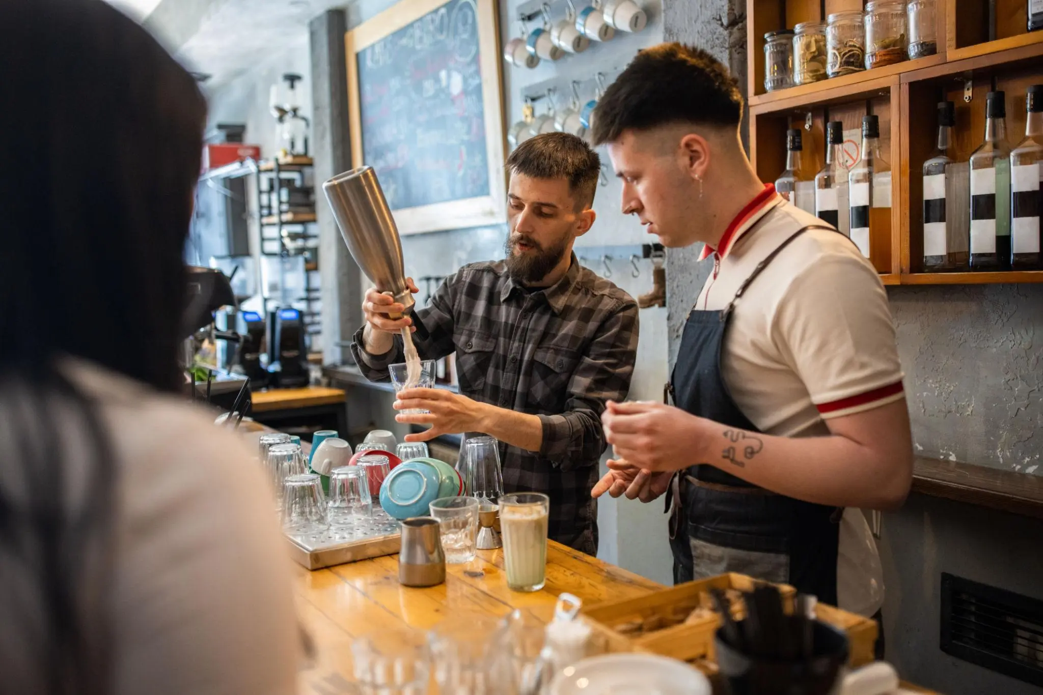 Baristas probando y estandarizando recetas de temporada