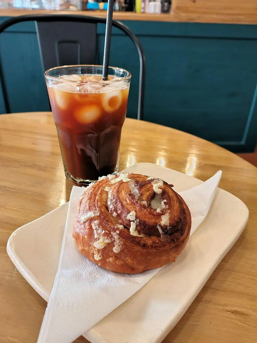 Bebida de temporada acompañada de alimento para venta cruzada en cafetería