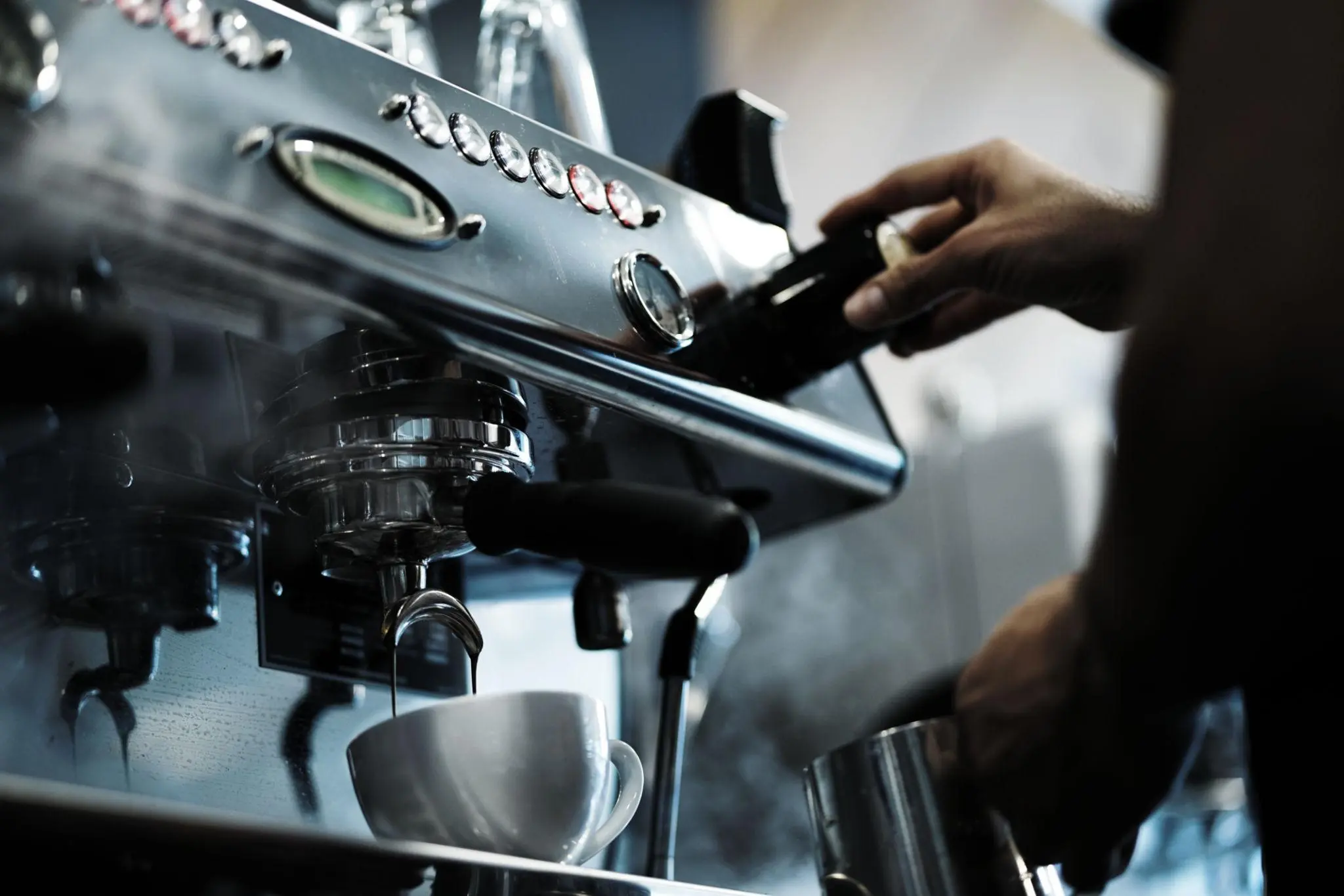 Barista profesional preparando espresso en cafetería