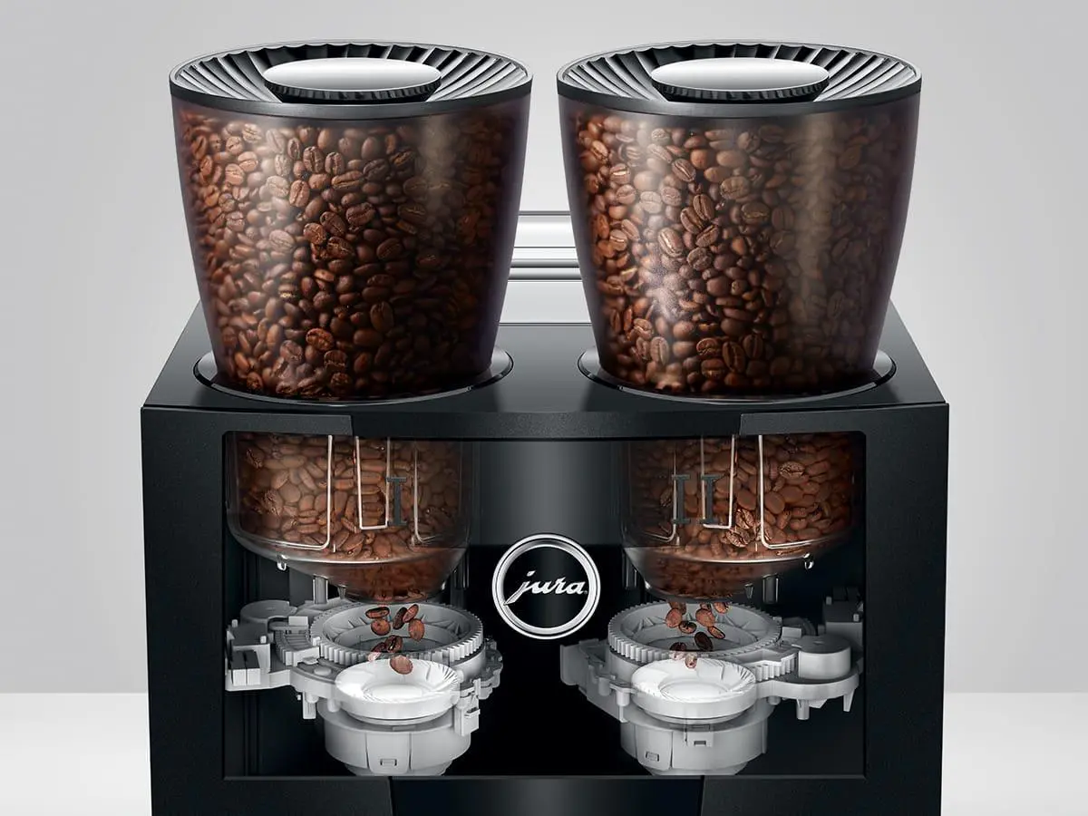 Cafetera superautomática Jura siendo operada por mesero en restaurante