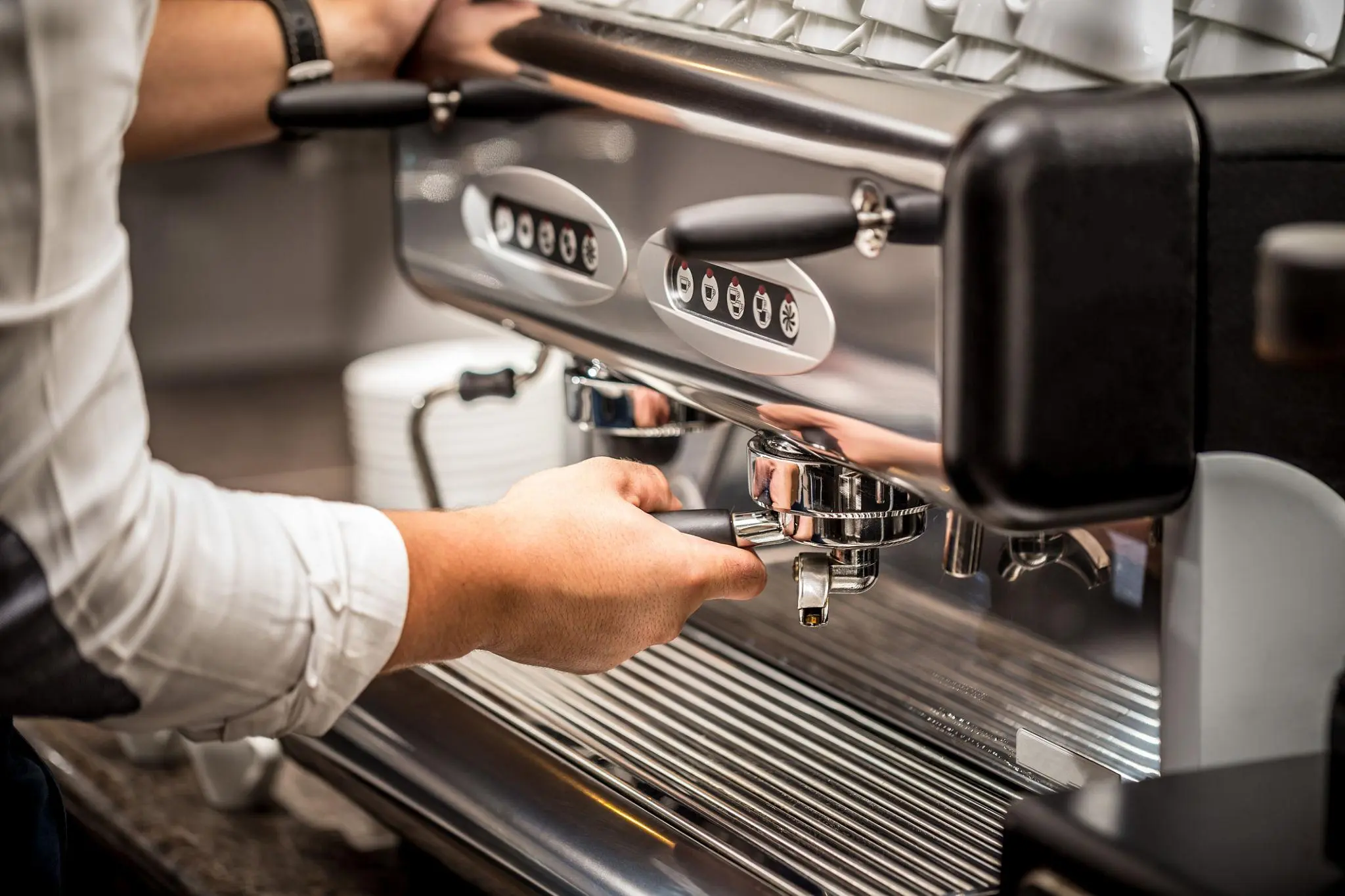 Barista operando cafetera tradicional Gaggia en cafetería