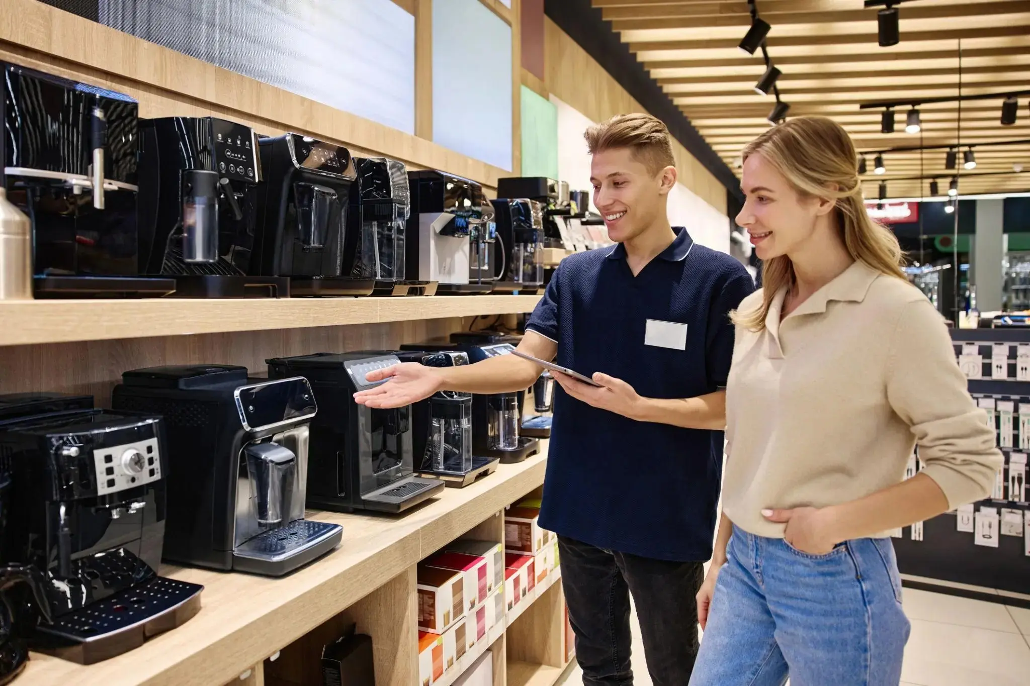 Asesor de Coffee Solutions revisando opciones de cafetera con cliente