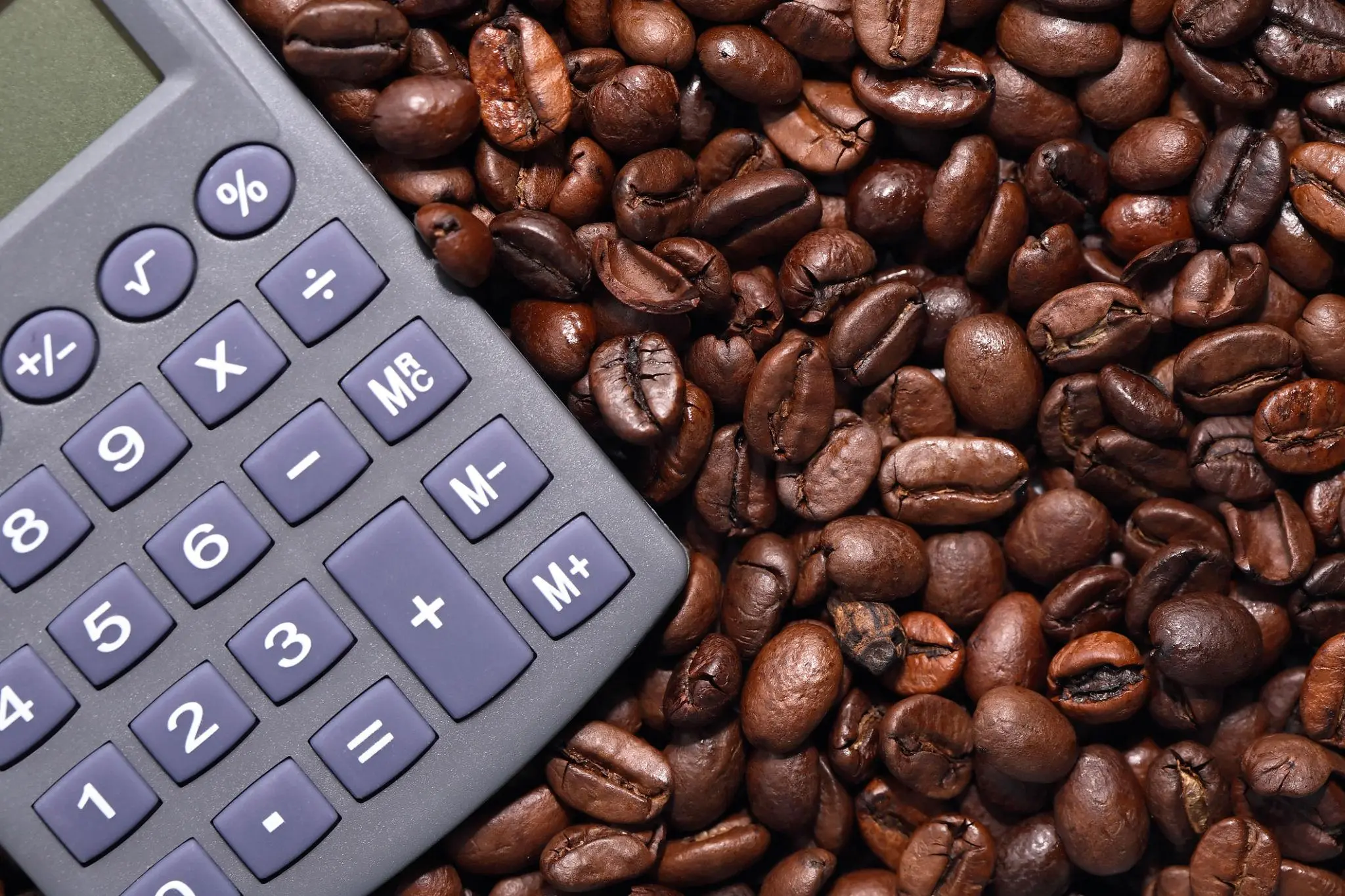 Cómo calcular costos y precios en una cafetería sin perder dinero