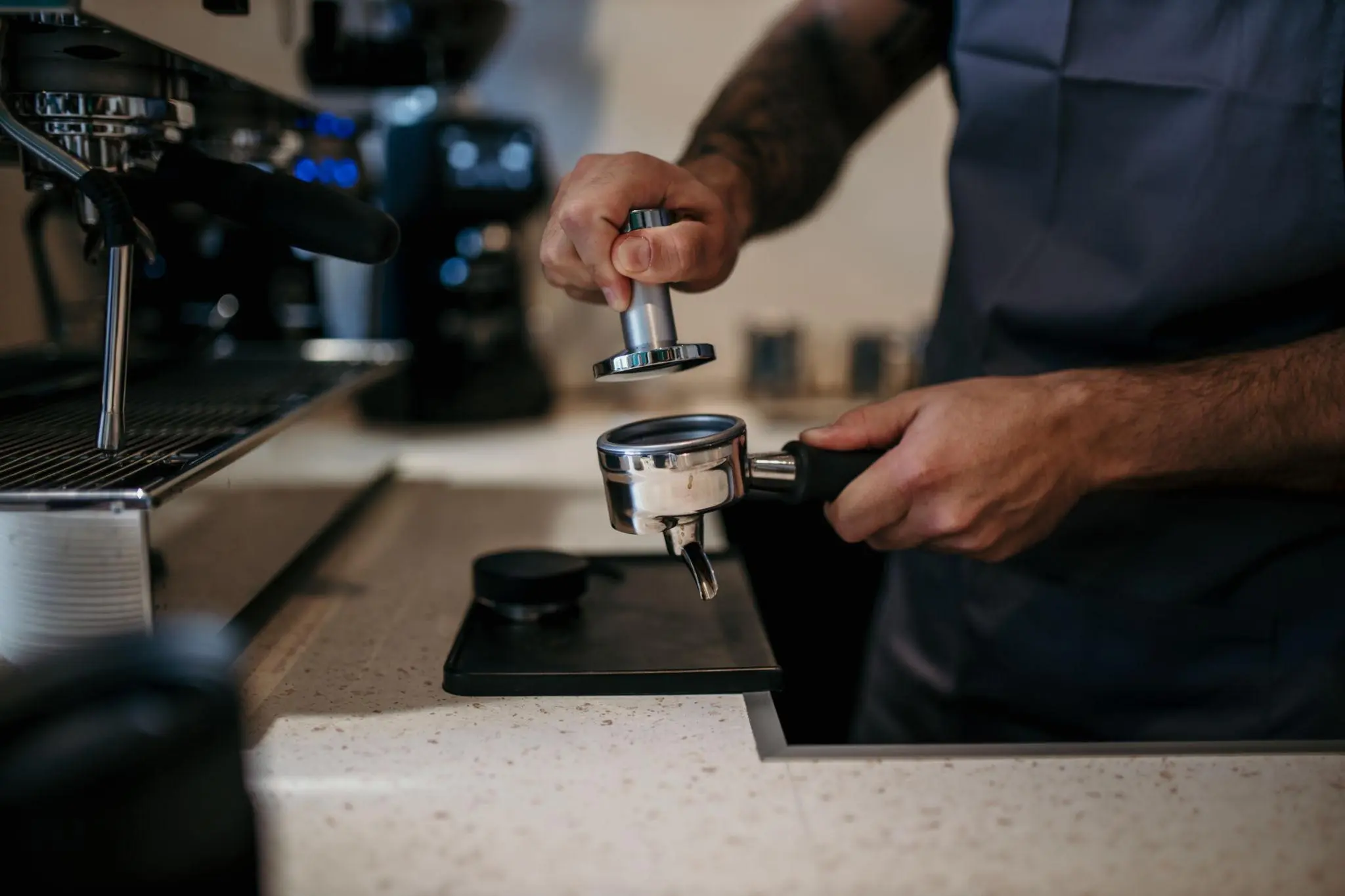 Barista sin capacitación preparando bebida de forma incorrecta