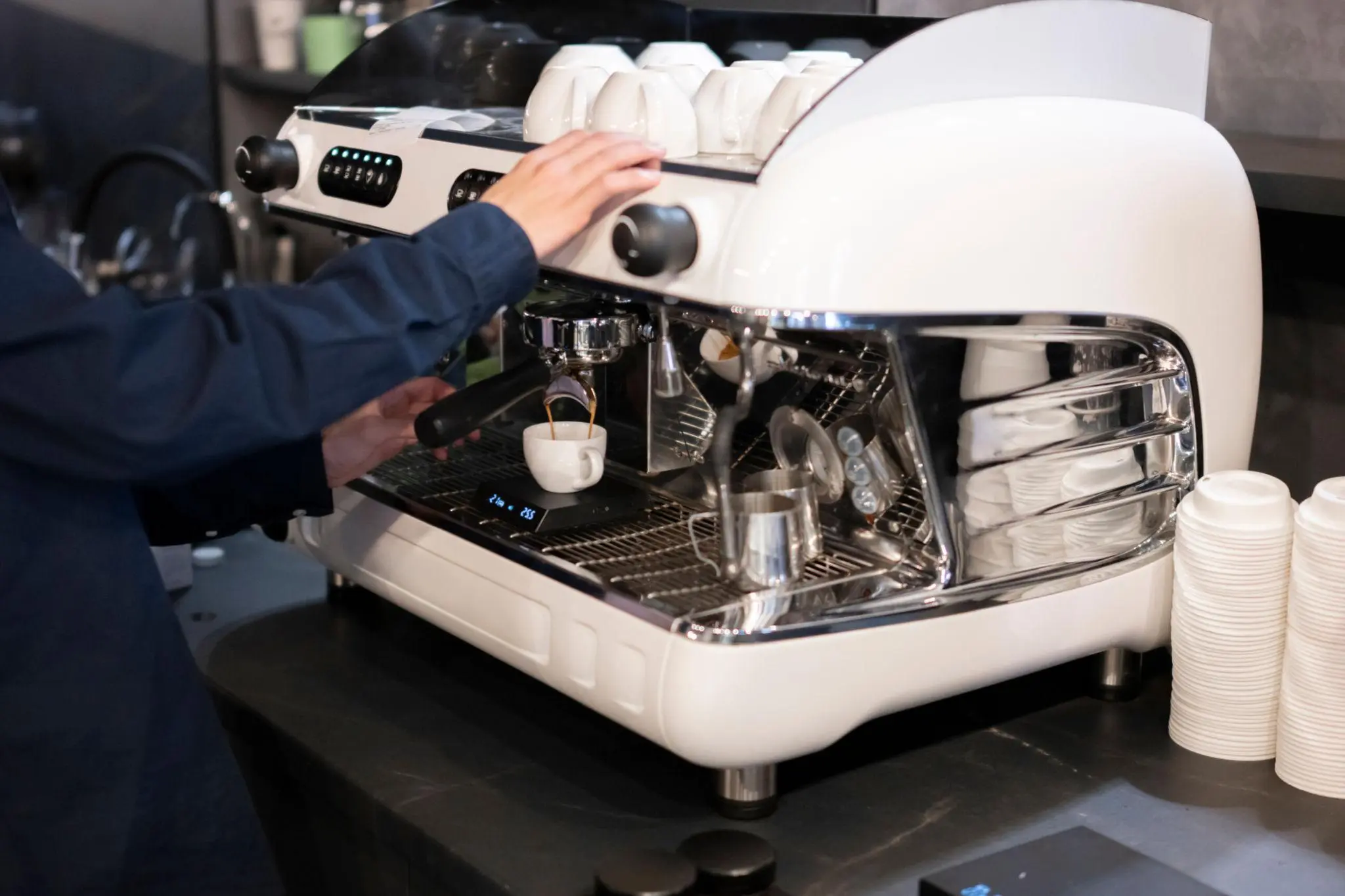 Cafetera doméstica usada en negocio comercial, equipo incorrecto