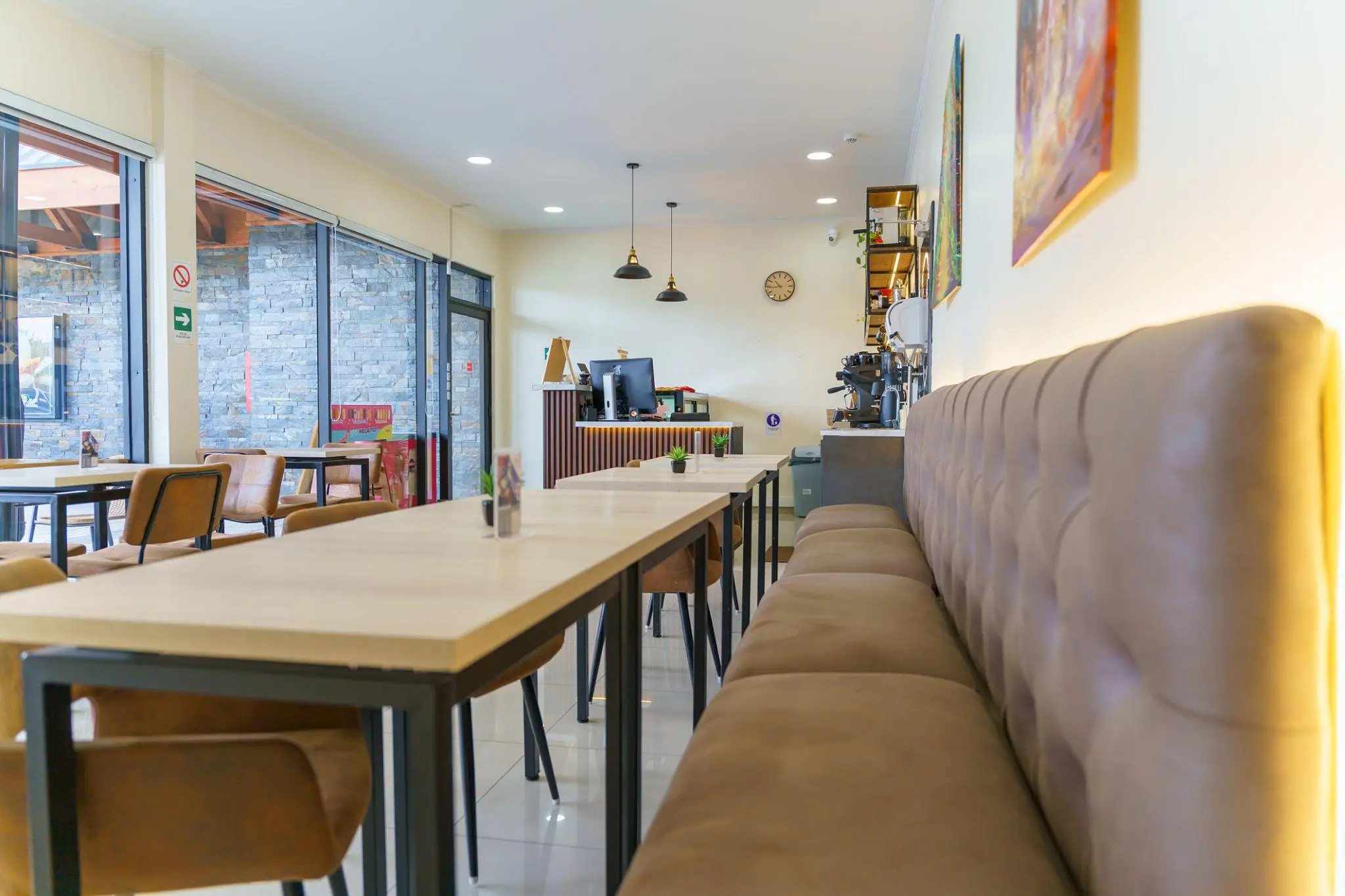 Cafetería con ambiente descuidado y sin clientes