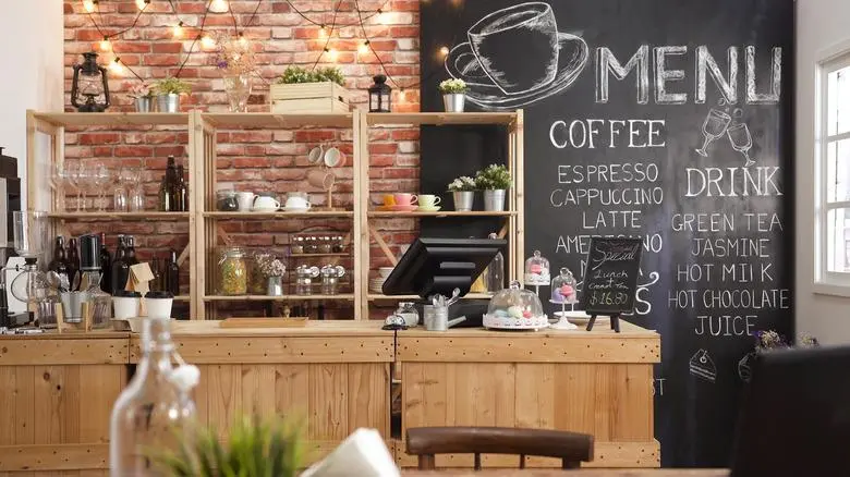 Menú de cafetería con demasiadas opciones y poca organización