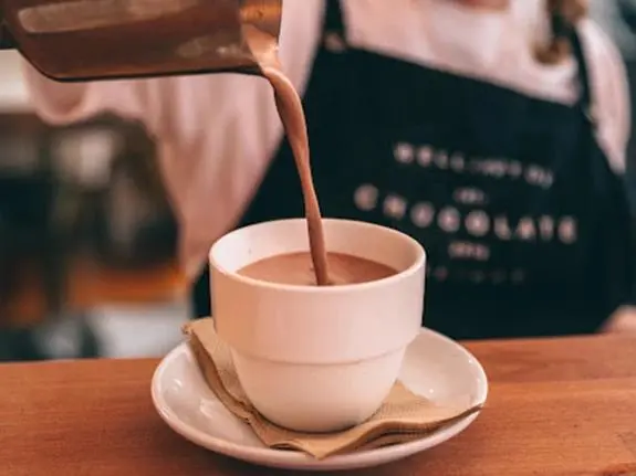 Bebida de chocolate para menú de otoño en cafetería