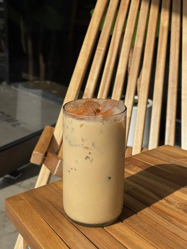 Iced latte de otoño para cafetería