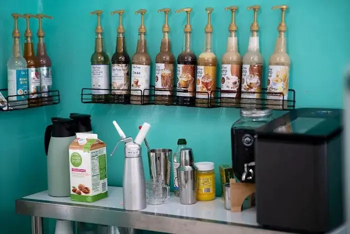 Insumos organizados para bebidas de otoño en cafetería