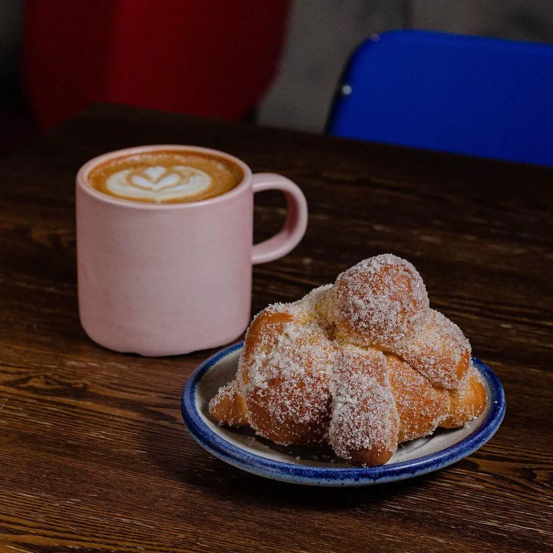 Bebida de temporada acompañada con pan de muerto