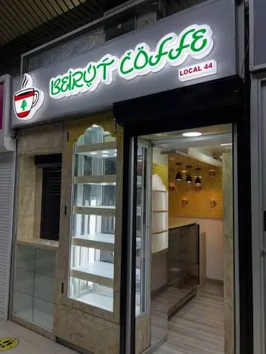 Fachada profesional de cafetería con anuncio comercial discreto