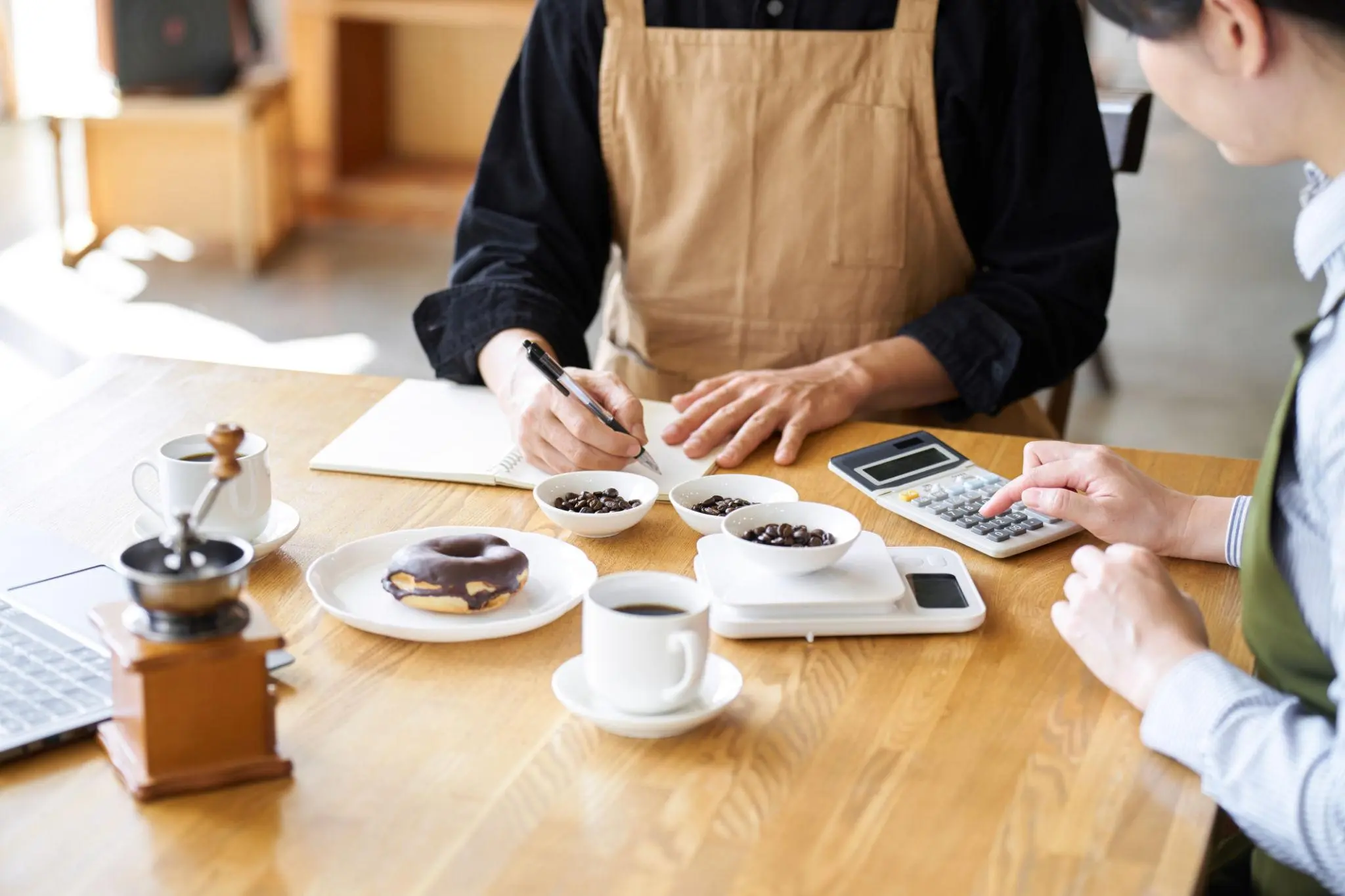 Cómo calcular costos y precios en una cafetería sin perder dinero