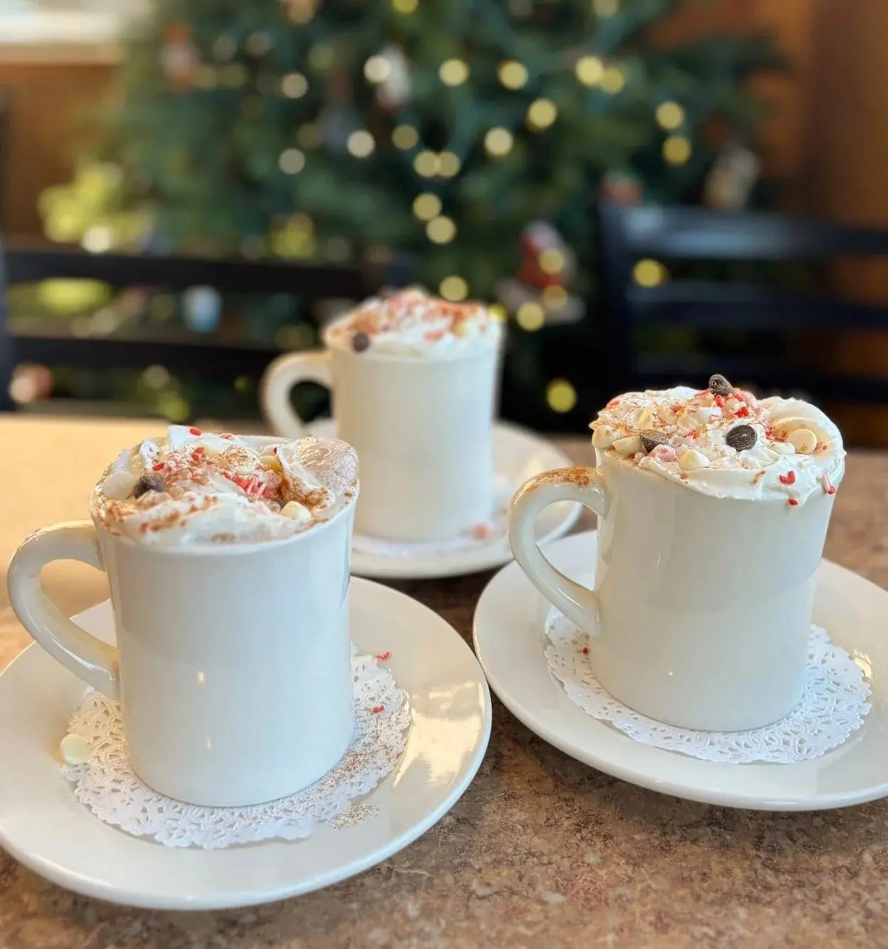 Bebidas calientes de Navidad en cafetería