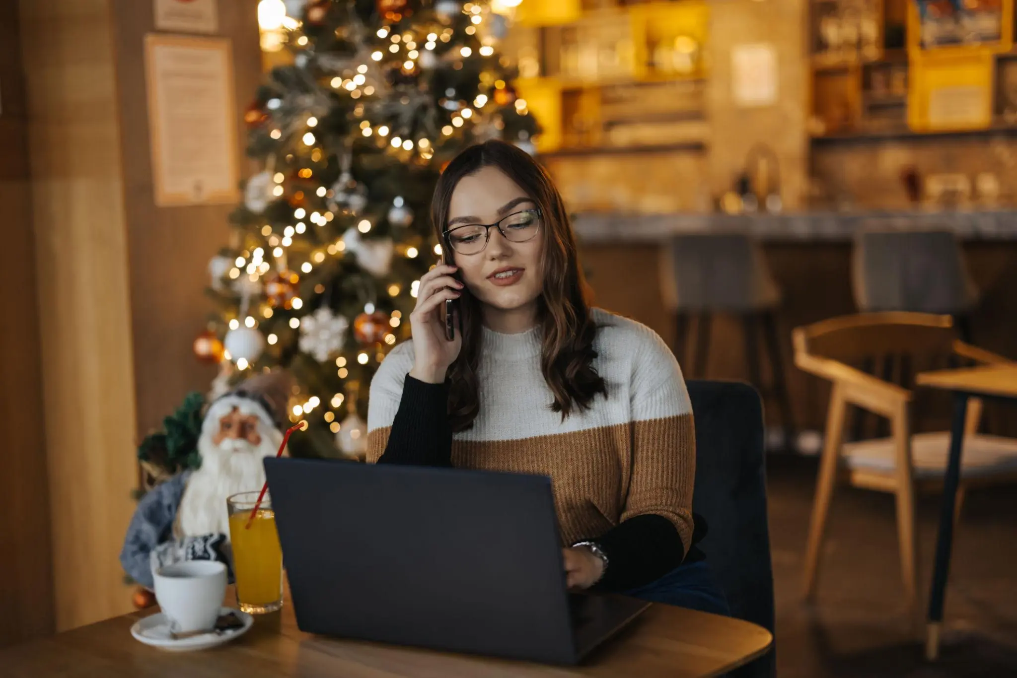 Planeación de Navidad y temporada alta en una cafetería