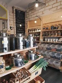 Almacenamiento limpio y organizado de ingredientes para cafetería