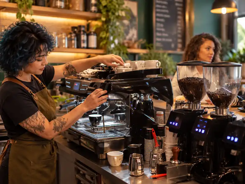 Barra de cafetería limpia organizada y operando con procesos estandarizados