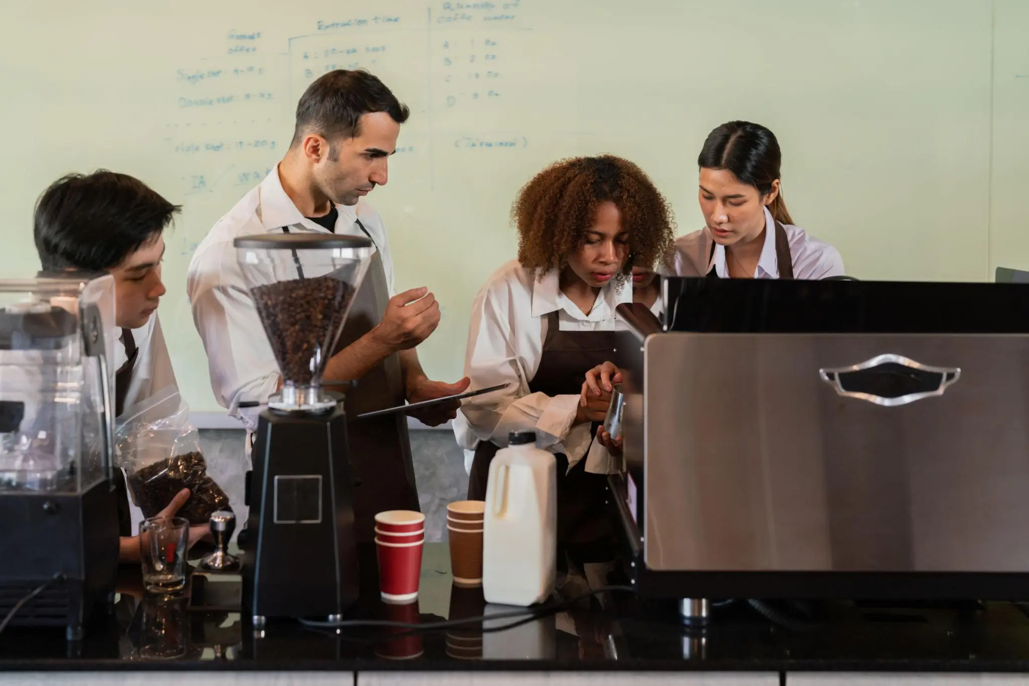 Equipo de cafetería recibiendo capacitación sobre recetas e inventarios