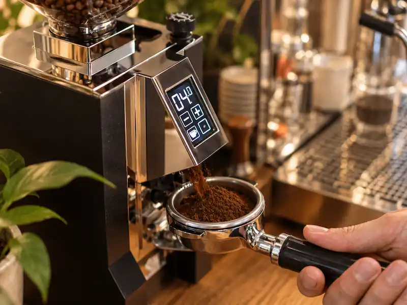 Barista pesando café molido para controlar dosificación y consistencia