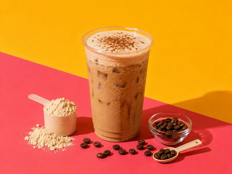 Bebida fría de café preparada con ingredientes funcionales en cafetería
