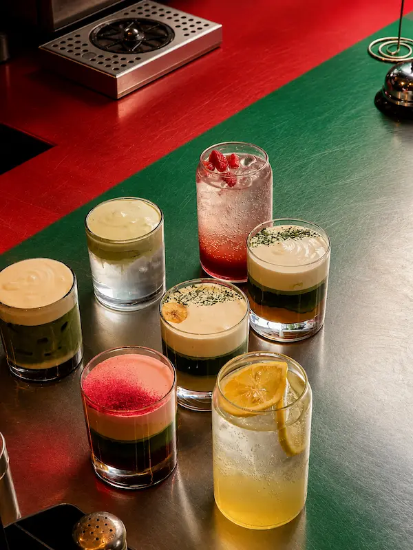 Selección de bebidas de tendencia en una cafetería moderna durante 2026