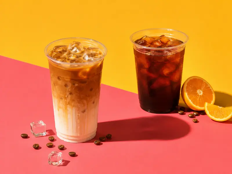 Iced latte y café frío preparados en una cafetería profesional