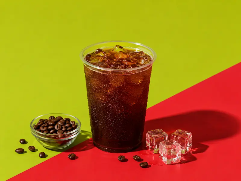 Cold brew servido con hielo en una cafetería moderna