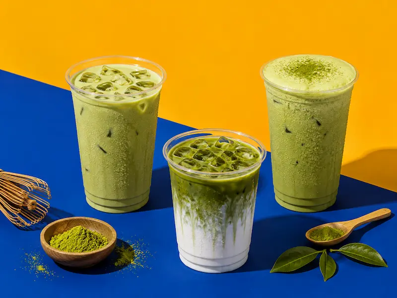 Matcha latte frío preparado profesionalmente en cafetería