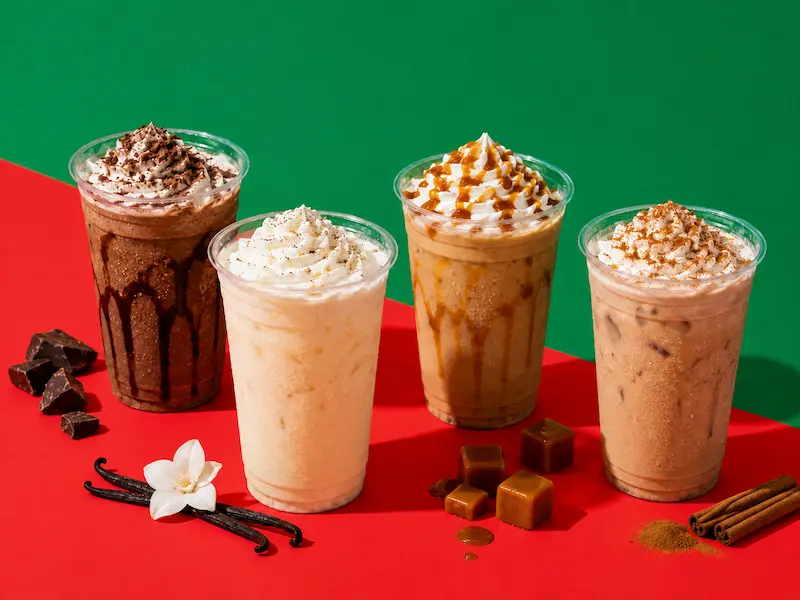 Variedad de bebidas de cafetería con diferentes sabores colores y texturas