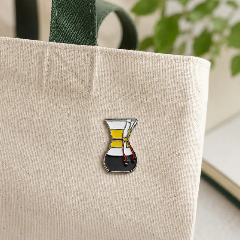 Pin en Forma de Chemex con Detalles Amarillos y Rojos - Accesorio para Amantes del Café