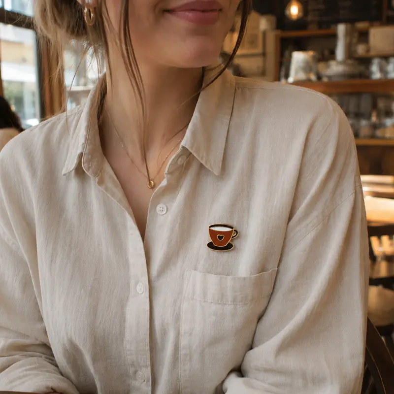 Pin en Forma de Taza de Café con Corazón - Accesorio para Amantes del Café